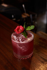 Bebidas, tragos y cocteles en proceso de preparacion y listos para consumir. Foto Producto