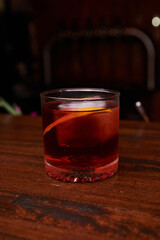 Bebidas, tragos y cocteles en proceso de preparacion y listos para consumir. Foto Producto