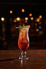 Bebidas, tragos y cocteles en proceso de preparacion y listos para consumir. Foto Producto