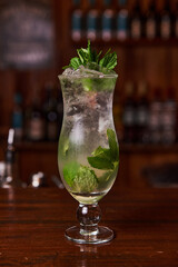 Bebidas, tragos y cocteles en proceso de preparacion y listos para consumir. Foto Producto