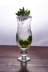 Bebidas, tragos y cocteles en proceso de preparacion y listos para consumir. Foto Producto