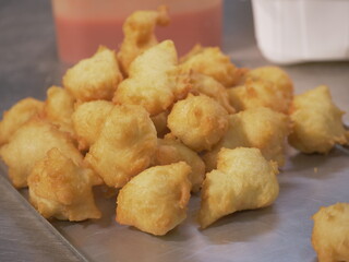 popizze fritte in un panificio artigianale