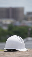 ヘルメットと街並み｜建設業・製造業イメージ