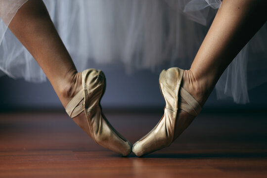 Los pies y vestimenta de una bailarina cl&aacute;sica