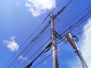 電柱と爽やかな青空