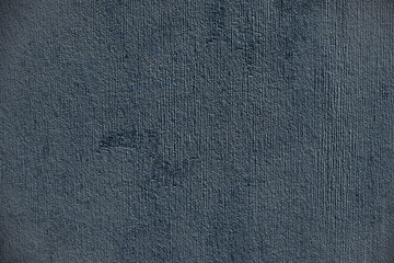 A cement wall with a longitudinally scratched surface