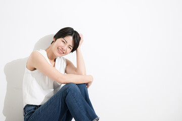 A fresh and beautiful woman with a summer image, looking at the camera.