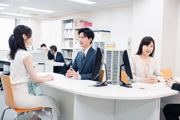 窓口で対応をするスタッフ