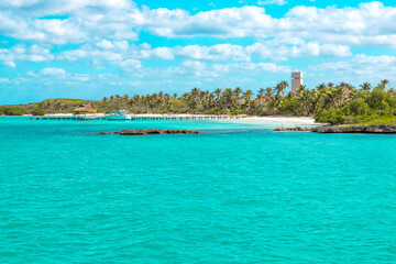 Isla Contoy es un una zona declarada de Reserva Natural y Refugio de la Fauna Nacional desde 1961. Se localiza al norte de Isla Mujeres.