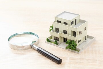 住宅模型と虫眼鏡