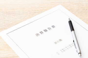 デスクに置かれた決算報告書
