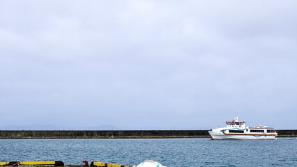 海を航行するフェリー　ニューくがに　津堅島