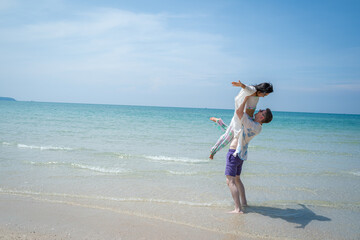 Fototapeta na wymiar Fun,Holiday,Couple happy on vacation having fun by the sea.