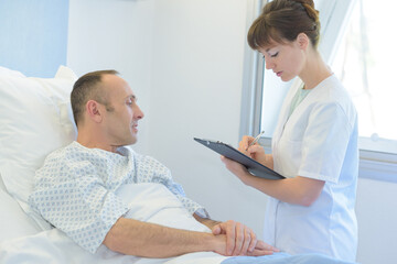 nurse asking questions on the recovering patient