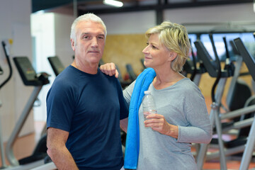 middle -aged couple in the gym