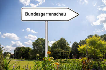 Symbolbild Bundesgartenschau: Richtungspfeil mit der Aufschrift Bundesgartenschau in einem Park...