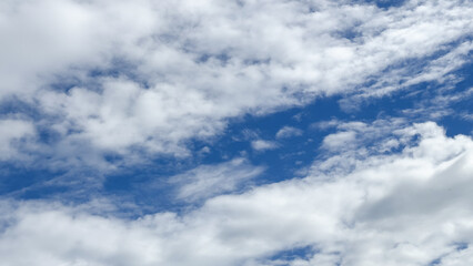Naklejka premium blue sky background with white clouds
