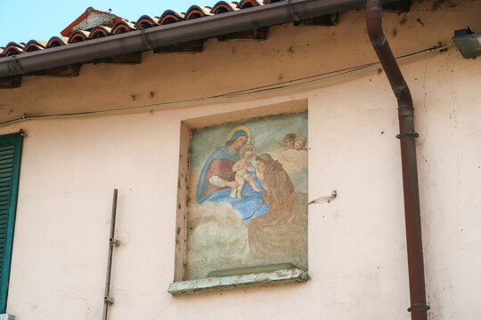 Madonna statue painting saint wall house votive religion catholic christianity