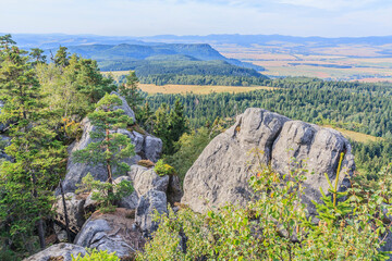 View from the red hiking trail near Szczeliniec Wielki towards Broumovské stěny (Koruna in the background) in the Central Sudetes in the Stolowe Mountains (Poland) - obrazy, fototapety, plakaty