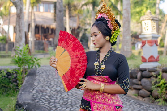 Beautiful bali asian portrait women in traditional costumes in bali garden, indonesia
