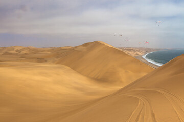 Fototapeta na wymiar paragliding in the desert dunes near Walvis bay in Namibia