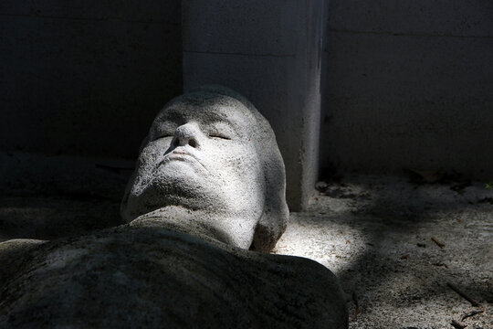 detail kenotaph f&uuml;r baudelaire auf dem friedhof montparnasse in paris, juni 2023