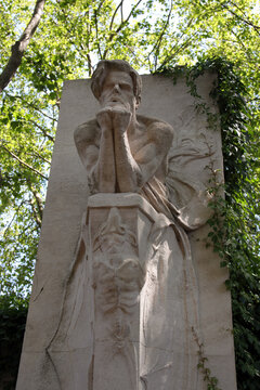 ausschnitt kenotaph f&uuml;r baudelaire auf dem friedhof montparnasse in paris, juni 2023