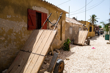 des carrioles à l'arrêt dans une rue du village de Fadiouth au Sénégal en Afrique de l'Ouest