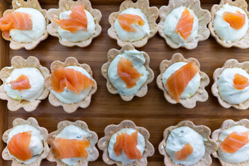 Mini pies filled with creamy spreadable cheese and smoked salmon, a perfect combination of freshness and indulgence.