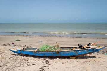 une pirogue échouée sur le sable d ela plage d'un village du Sénégal en Afrique occidentale