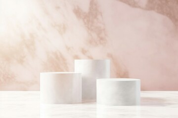 淡いピンクのマーブル模様の背景に三つの円柱の展示台がある春用の抽象バナー。AI生成画像
