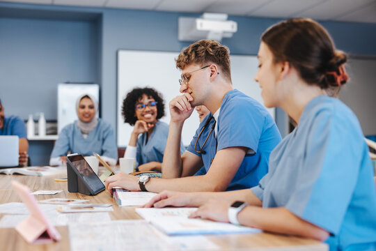 Medical group discussion: Students preparing for an exam in a clinical training ward