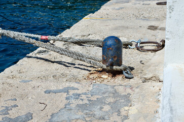 Obraz premium Bollard and ropes for mooring at a quay on the island Malta.