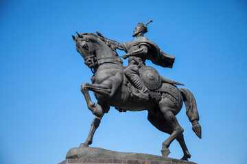 Obraz premium statue of amir timur in a horse in uzbekistan