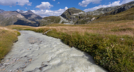 torrent issu de la fonte du glacier du Mont Pourri dans le Parc de la Vanoise dans les Alpes en Savoie en été - obrazy, fototapety, plakaty