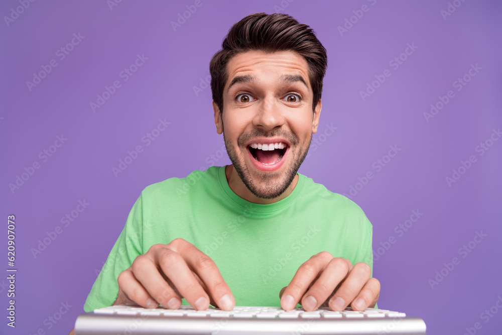 Aufkleber Closeup photo of young geek addicted copywriter webcam nerd programmer surprised how ai help juniors isolated on violet color background