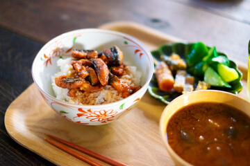 鰻丼と味噌汁