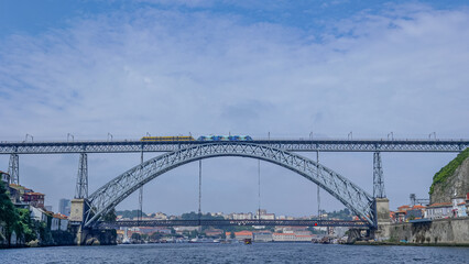 Fototapeta na wymiar vue du Douro, de la ville de Porto et du Pont Dom Luis (Portugal)