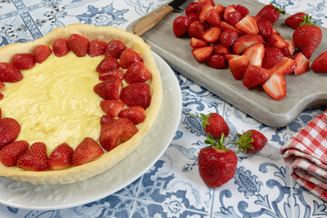 préparation d'une tarte aux fraises, en gros plan