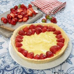 préparation d'une tarte aux fraises, en gros plan