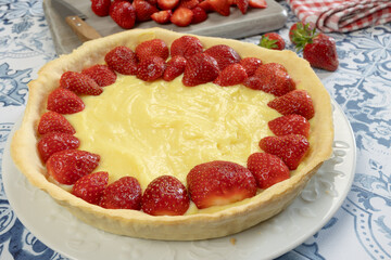 préparation d'une tarte aux fraises, en gros plan