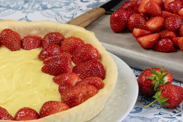 préparation d'une tarte aux fraises, en gros plan