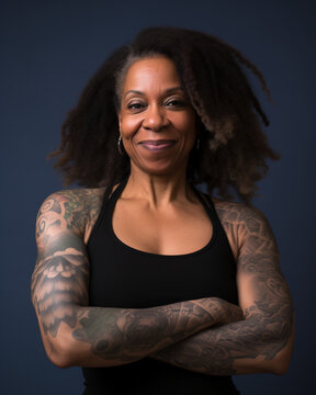 Generative ai friendly contemporary black middle age tattoed woman smiling smiling confident and reassuring