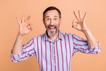 Naklejka premium Portrait of astonished crazy person with white gray beard two hands show okey nice work symbol isolated on pastel color background
