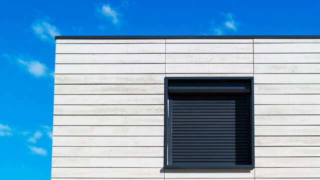 Mod&egrave;le de fen&ecirc;tre sur fa&ccedil;ade en bois
