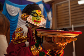 Rare photos of kathakali artist praying and getting into character before performance - obrazy, fototapety, plakaty