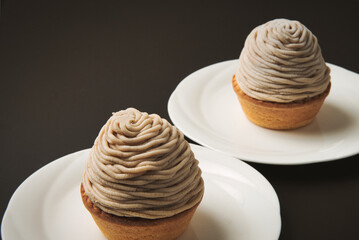 
白い皿の上に置かれた、おいしそうなタルトモンブラン
