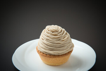 
白い皿の上に置かれた、おいしそうなタルトモンブラン
