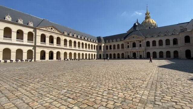 Cour d'honneur des Invalides &agrave; Paris