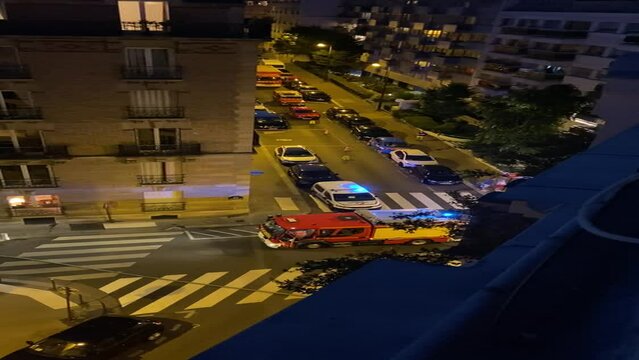 Camion de pompier en intervention dans une rue de Paris